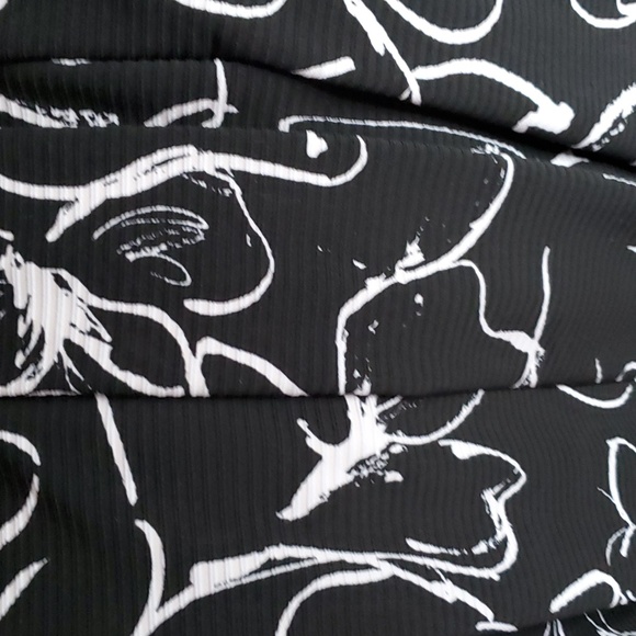 Julian Taylor-sleeveless dress. Size:6. Black and white pattern. - Picture 7 of 7